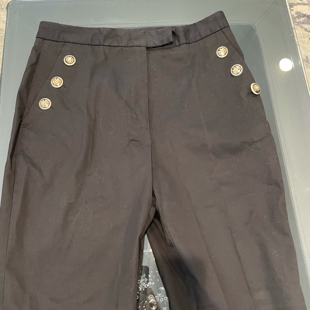 Buttoned black pants with pockets